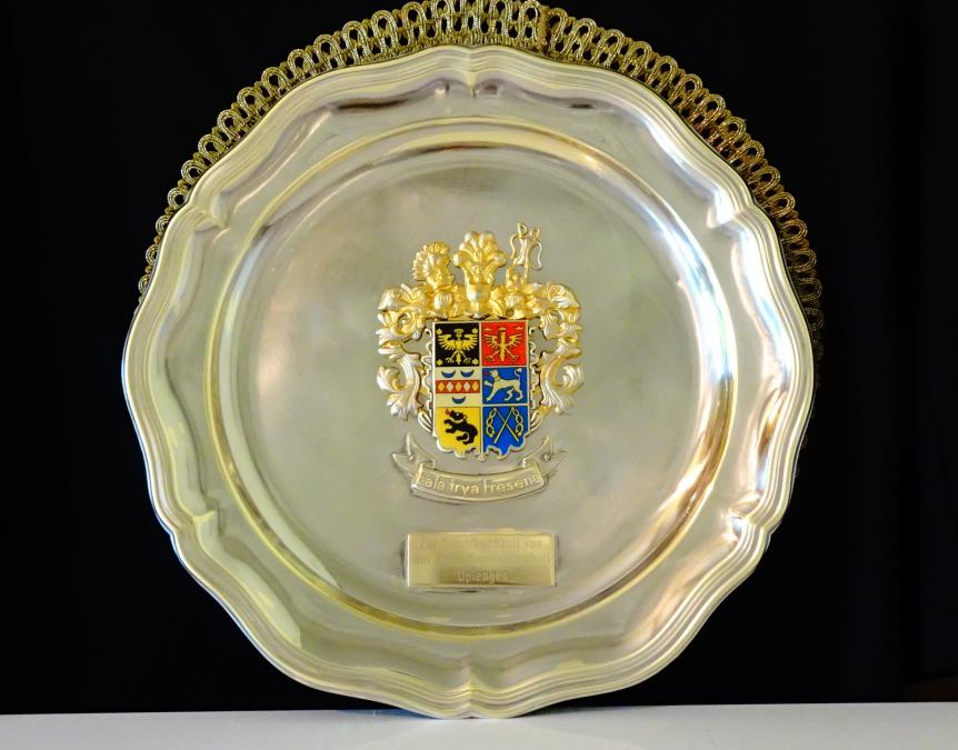 Посребрено плато с позлатен герб, маркировка.