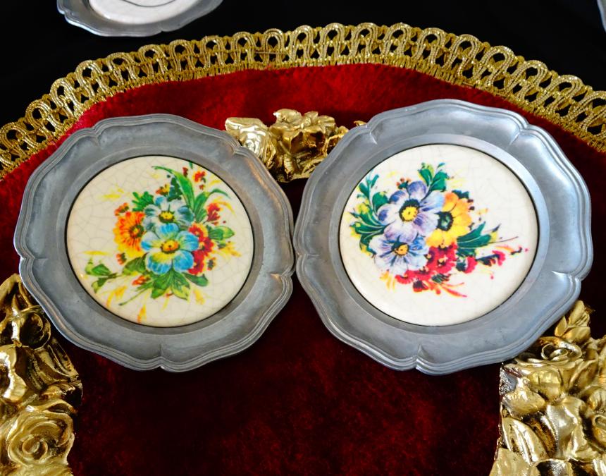 Калаена чиния с рисуван порцелан цветя.